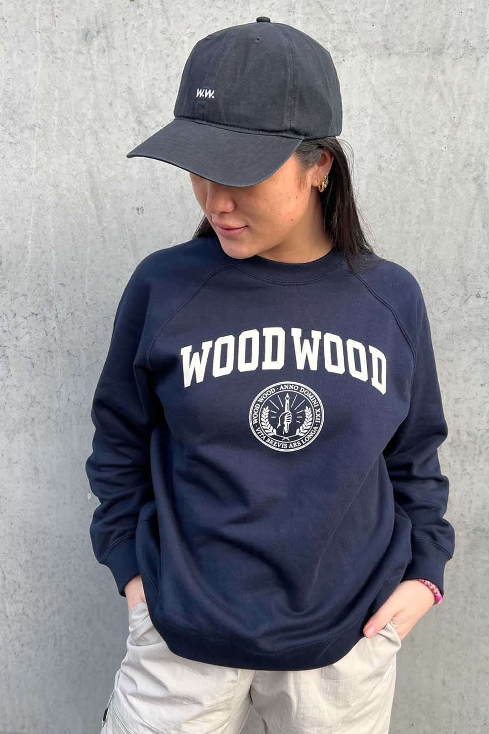 etikette Moske Himmel Hope IVY Sweatshirt I farven Navy fra Wood Wood - Shop den her! – QNTS.dk