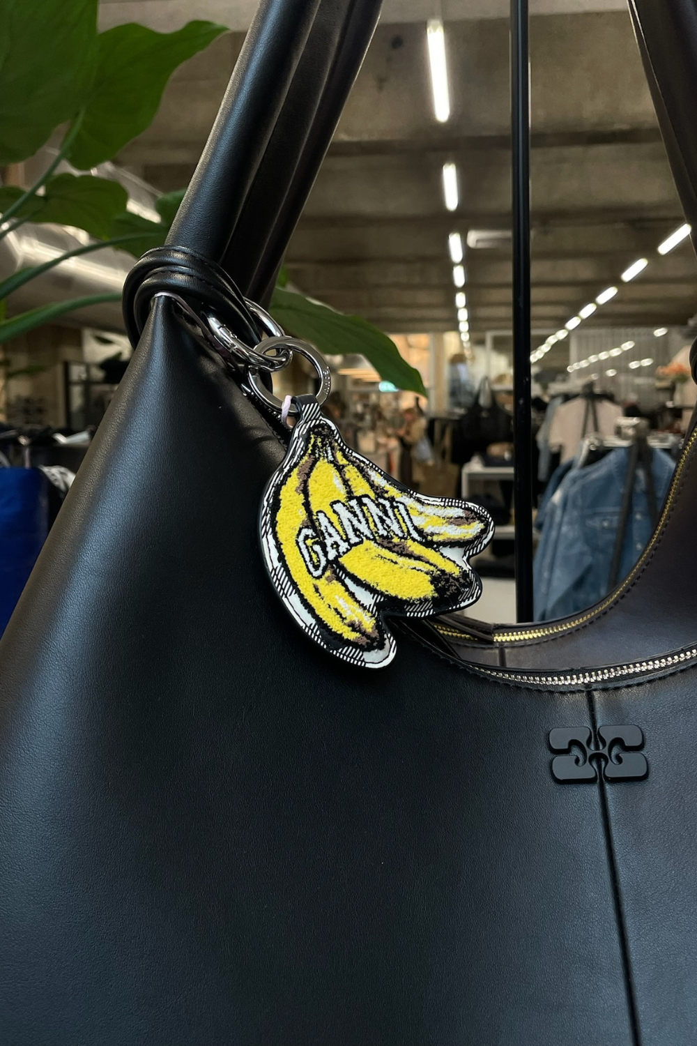 Banana Keyring Velvet A6812 i Black fra GANNI - QNTS Banana Keyring Velvet A6812 i Black fra GANNI - QNTS