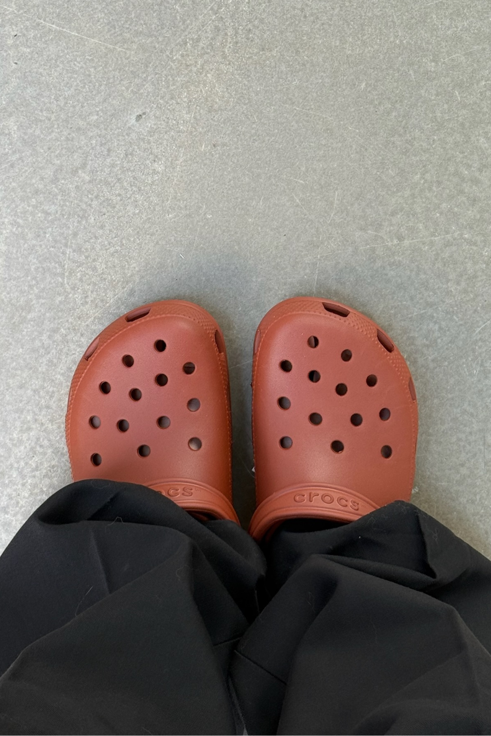 Classic Clog i Rust fra Crocs - Shop hos QNTS
