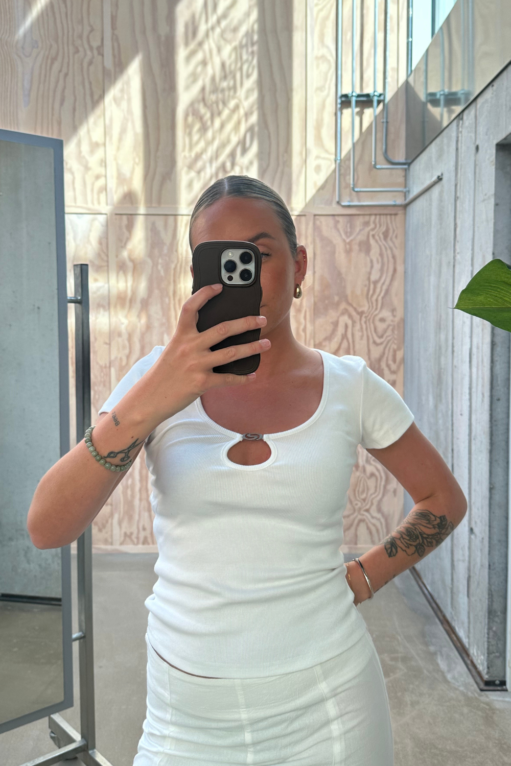 LucyRS Tee - White - Résumé