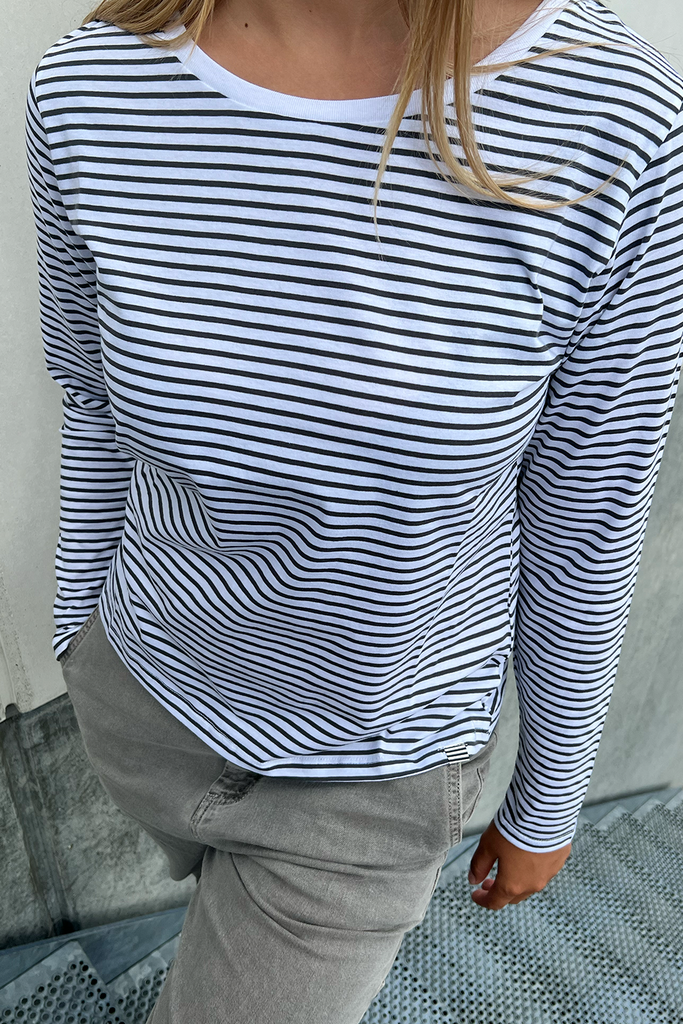 Organic Jersey Stripe Tenna Tee FAV - Asphalt/Brilliant White - Mads Nørgaard