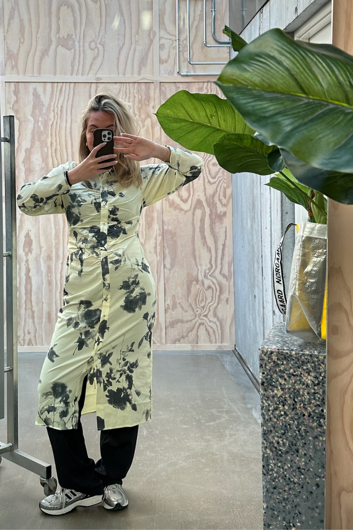 Poplinea Iris Dress i Ink Flower/ Tender Yellow - Mads Nørgaard – QNTS