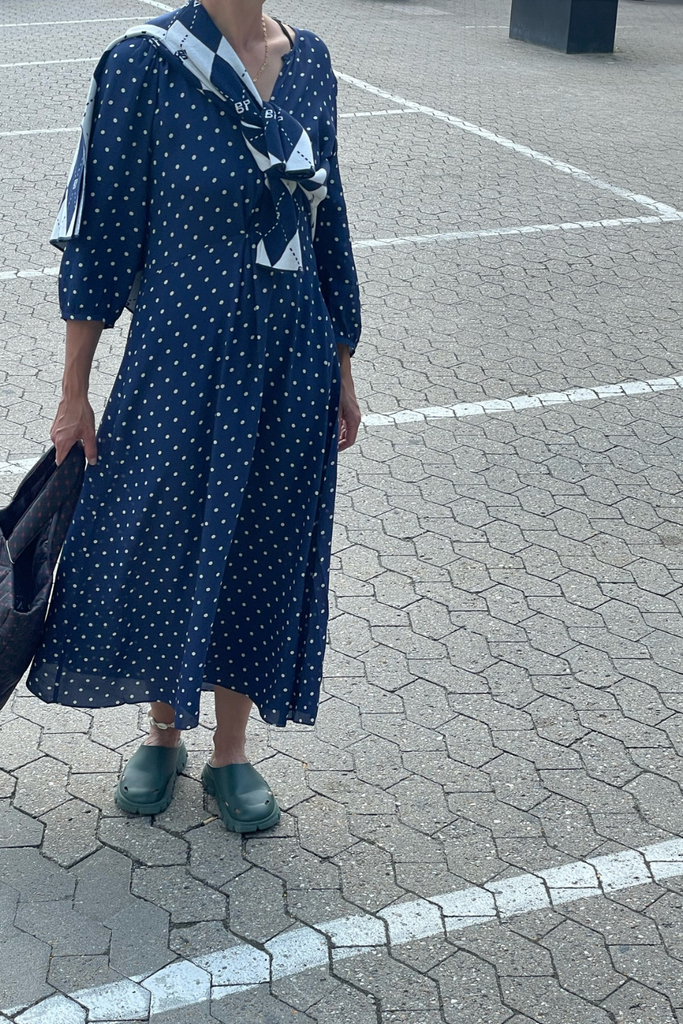 Adya Dress - Blue Margot Dot - Baum und Pferdgarten