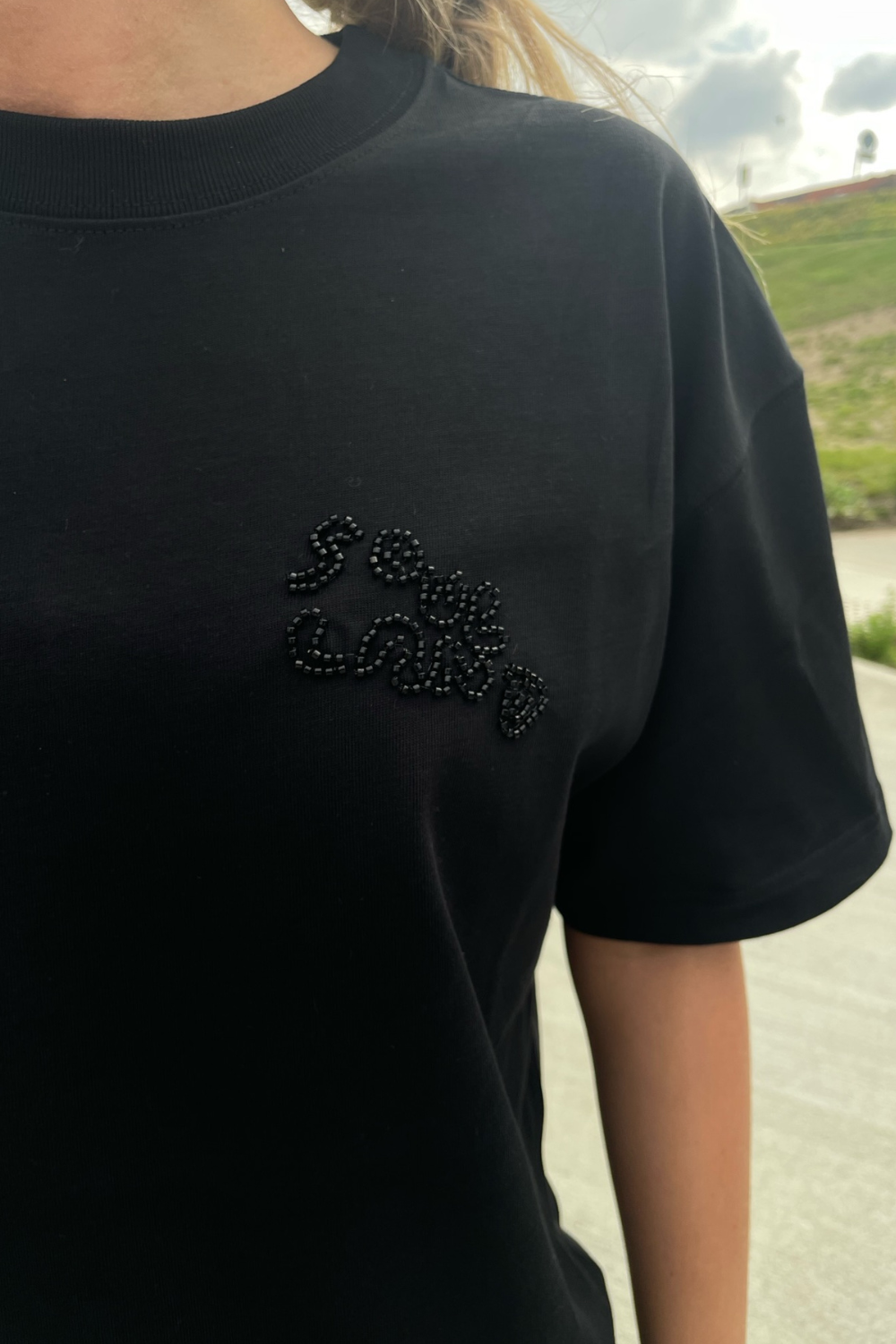 Kai T-shirt Beaded Logo - Black - Soulland