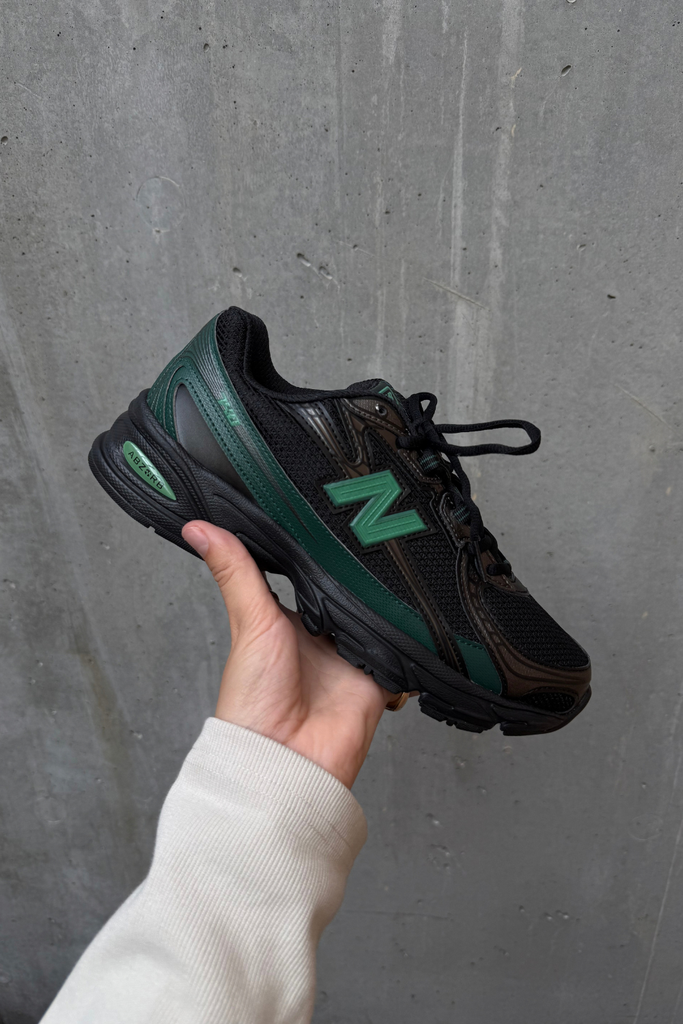 U7407T3 - Black/Nordic Green - New Balance