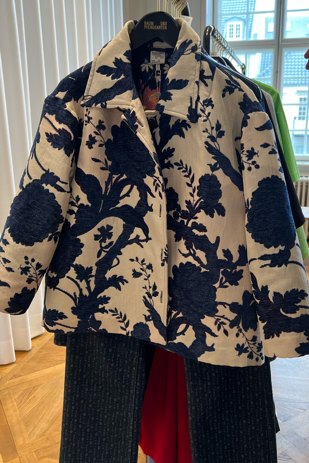 Bessie Jacket i Cream Blue Flower Baum und Pferdgarten - Shop – QNTS.dk