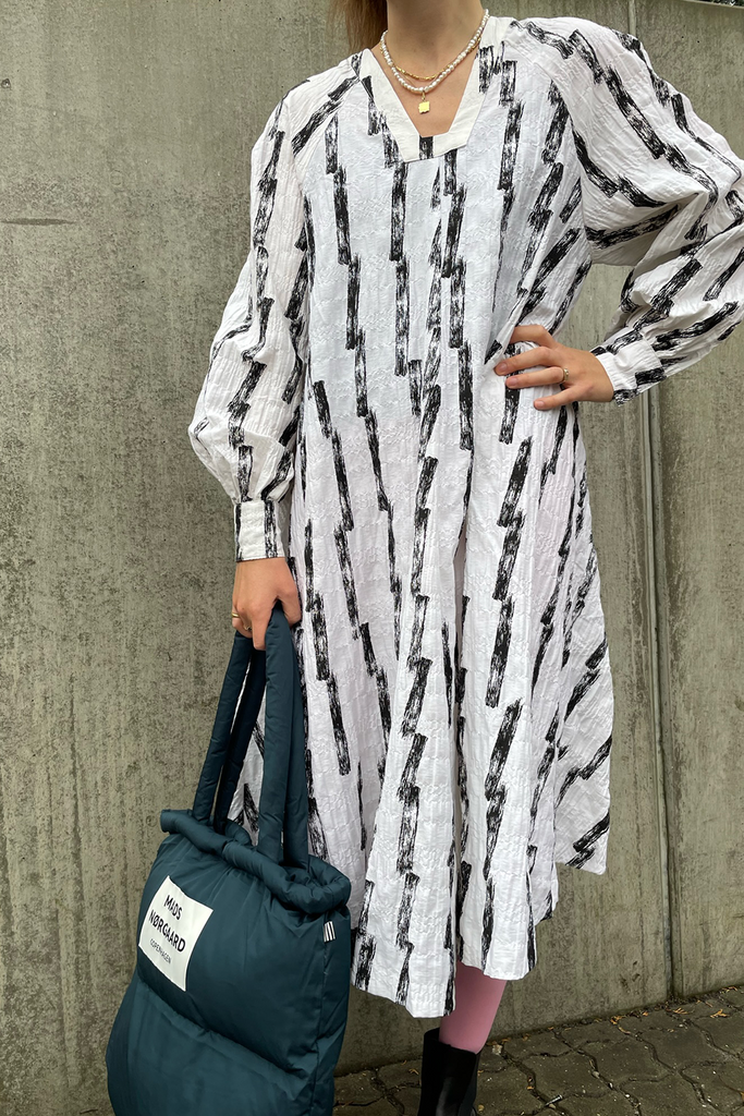 Chakra Trisha Dress AOP - Paint Stripe AOP/White AIyssum - Mads Nørgaard