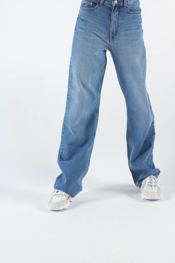 Echo Jeans i farven empress blue fra Dr. Denim - Køb HER hos QNTS! –