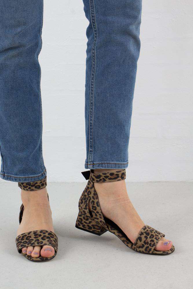 Yasmin Suede sandal i Leopard fra Shoe The Bear 1