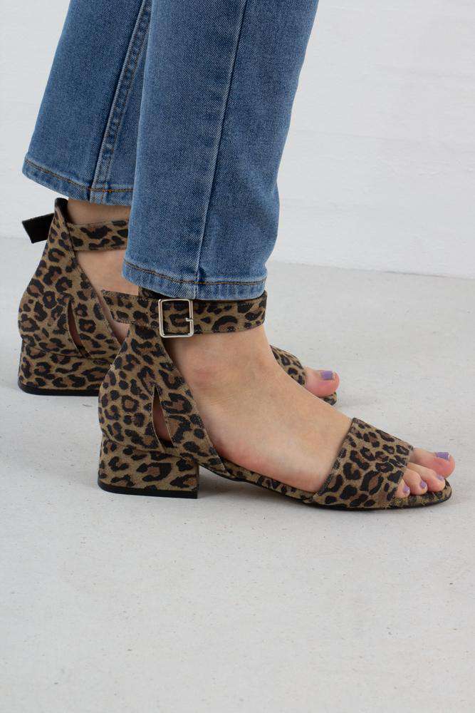 Yasmin Suede sandal i Leopard fra Shoe The Bear