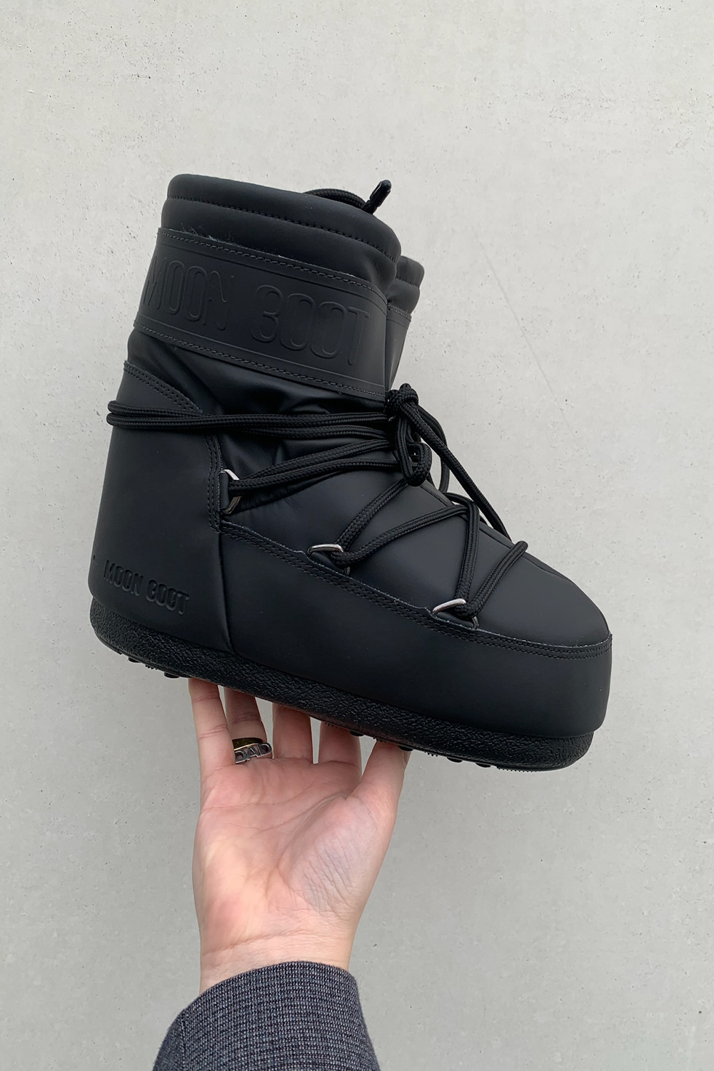 Icon Low Rubber Boots i Black fra Moon Boot - QNTS