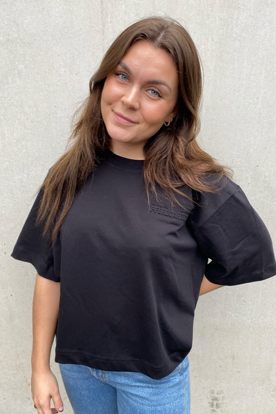 JianaT-shirt-Black-BaumundPferdgarten