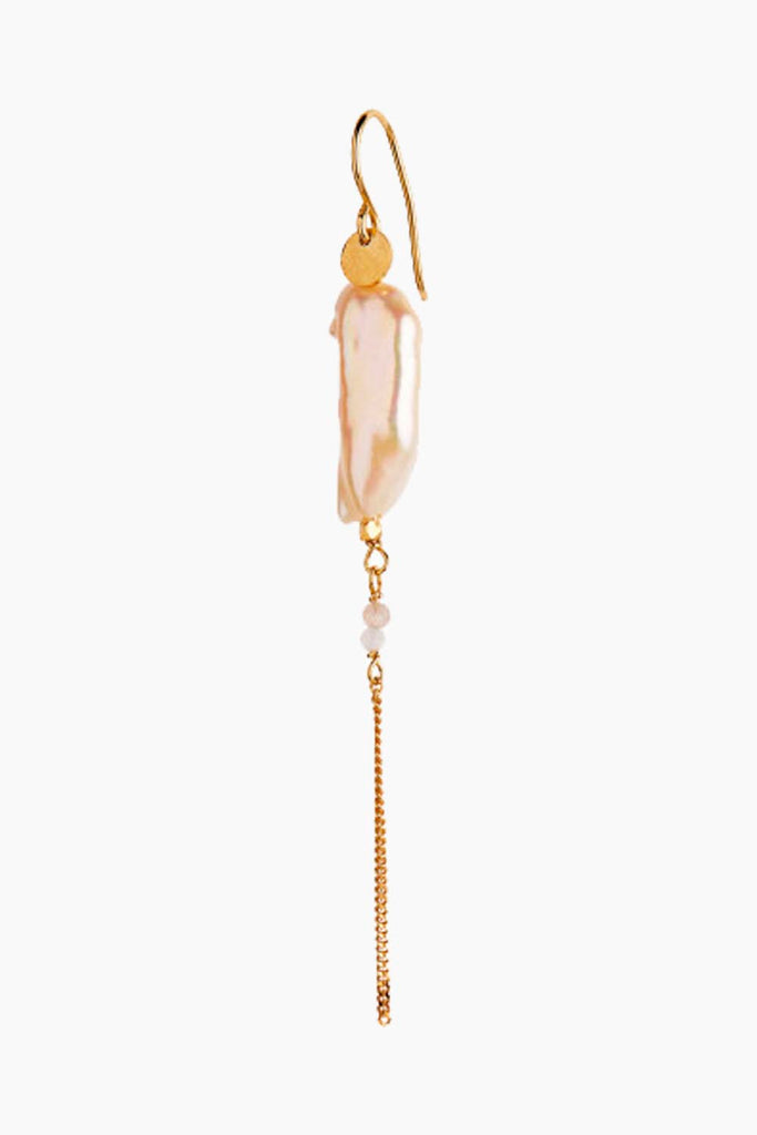 Long Baroque Pearl with Chain Earring Peach Sorbet - Gold - Stine A