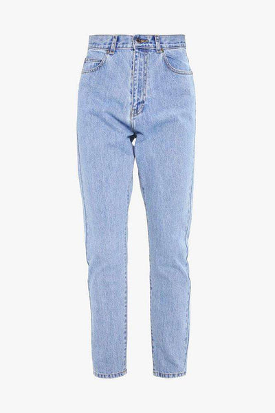 Nora Jeans, Light Retro fra Dr. Denim er et par super sprøde jeans med høj talje, i en super flot lys blå farve. Pasformen er løs, og derved er disse jeans mega afslappende og behagelige at have på.