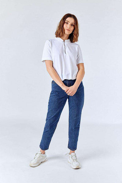 Nora Jeans, Mid Retro fra Dr. Denim er et par sprøde jeans som går højt op i taljen, og med luft mellem ben og buks i en rigtig flot mørk blå denim farve. Pasformen er løs,