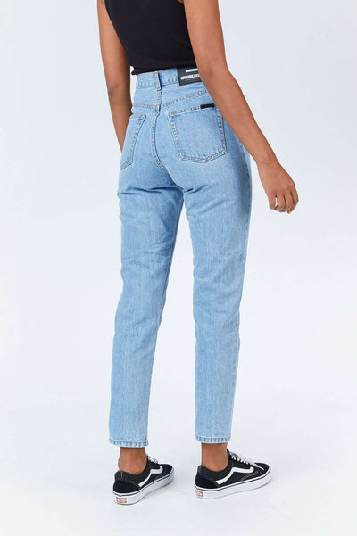 Nora Jeans, Light Retro fra Dr. Denim er et par super sprøde jeans med høj talje, i en super flot lys blå farve. Pasformen er løs, og derved er disse jeans mega afslappende og behagelige at have på.